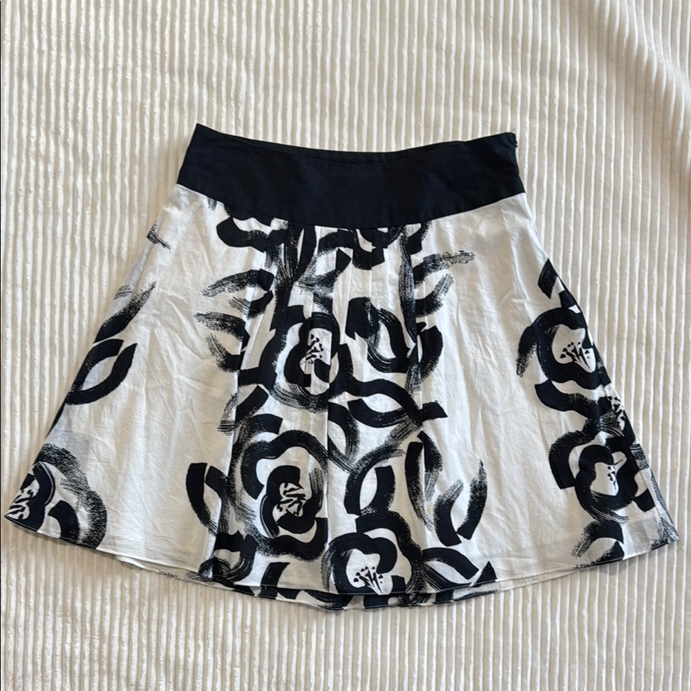 Mossimo Stylish Black and White Floral A-Line Skirt Lined Side Zip Size 4